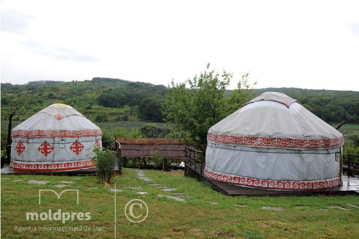 Descoperă Moldova cu #MOLDPRES: Iurte originale din Kârgâzstan, instalate în satul Leordoaia, Călărași