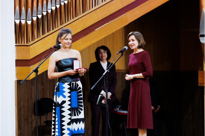 Președintele Maia Sandu i-a înmânat vioristei Alexandra Conunova titlul onorific de „Artist al Poporului”