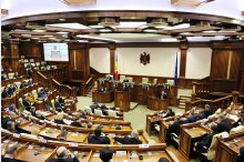 Новоизбранный парламент проводил свое учредительное заседание'
