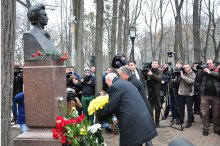 President Nicolae Timofti and Acting Prime Minister Iurie Leancă laid flowers at the bust of the national poet Mihai Eminescu.'
