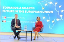 Președinta Republicii Moldova, Maia Sandu, și Prim-ministrul Regatului Belgiei, Alexander De Croo, în discuție cu un grup de elevi de la mai multe licee din capitală despre viitorul european al Moldovei  '