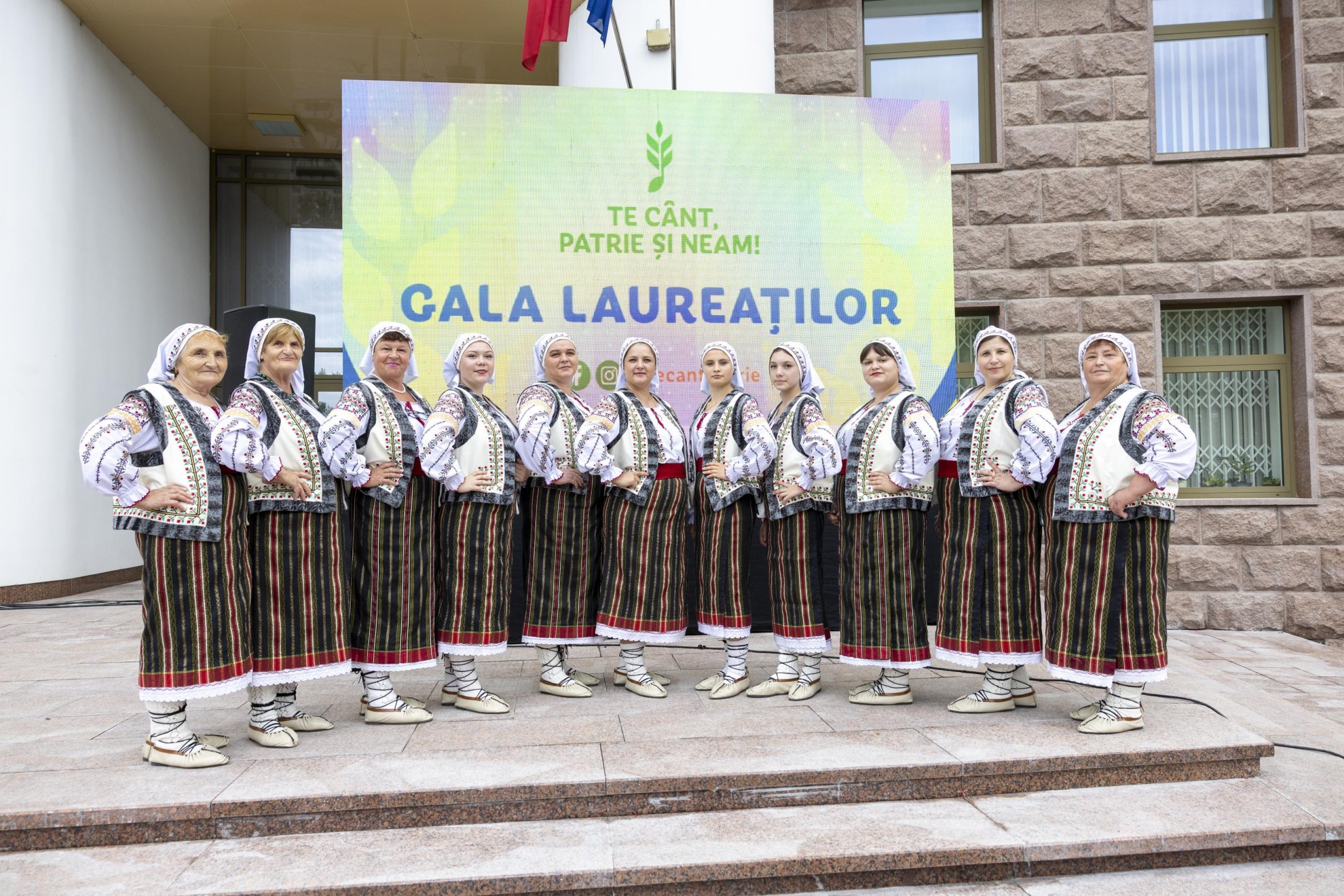 Over 500 artists from Moldova gathered in Parliament square and sang about homeland, nation and national values