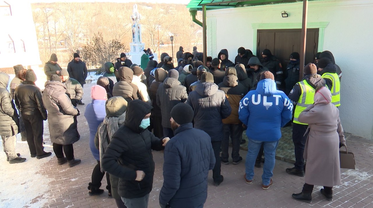 Poliția: Aproximativ 150 de persoane au rupt cordonul forțelor de ordine și au pătruns forțat în biserica din Dereneu