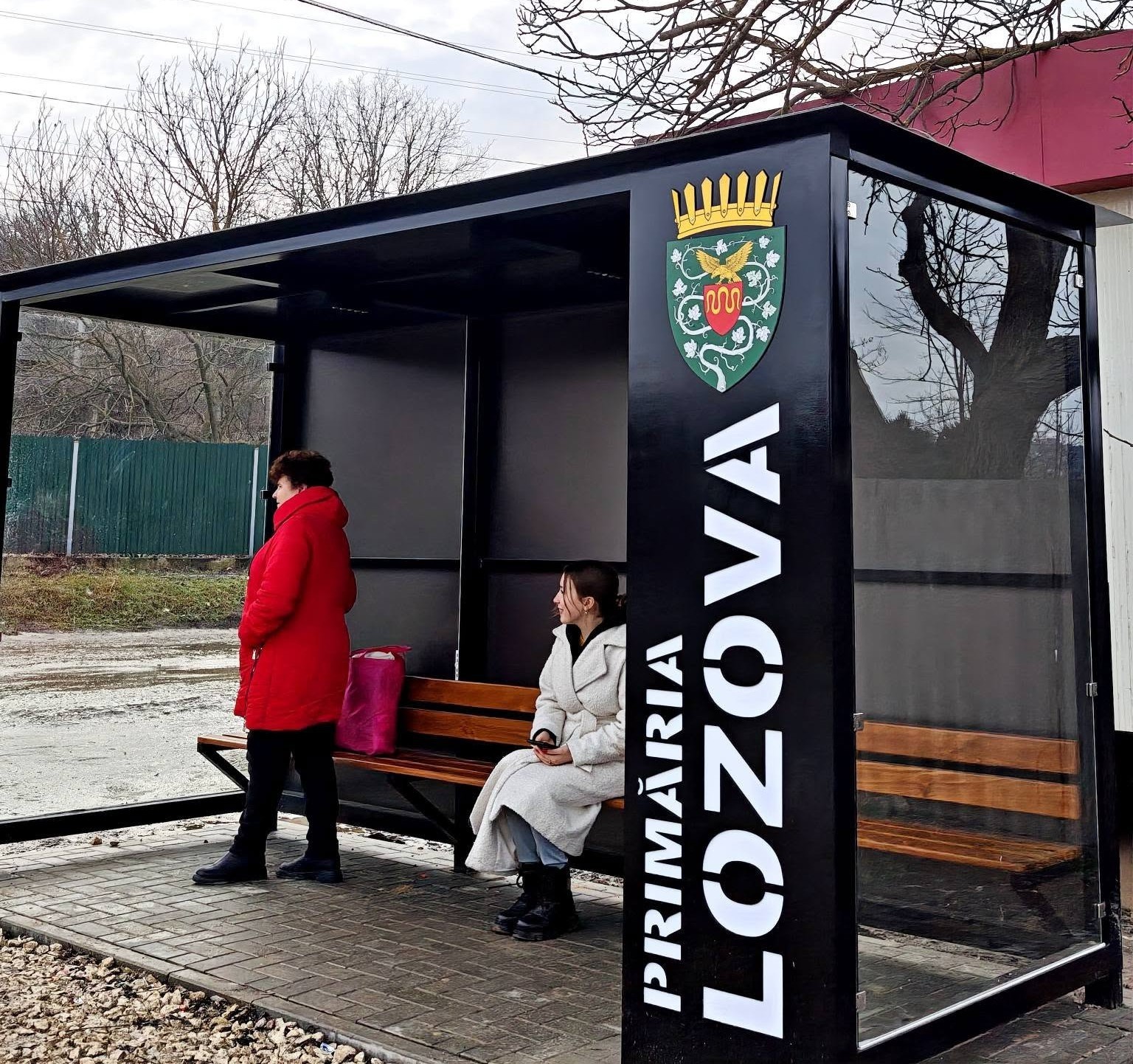 Comuna Lozova devine modernă și confortabilă: două stații de transport public inteligente instalate în localitate