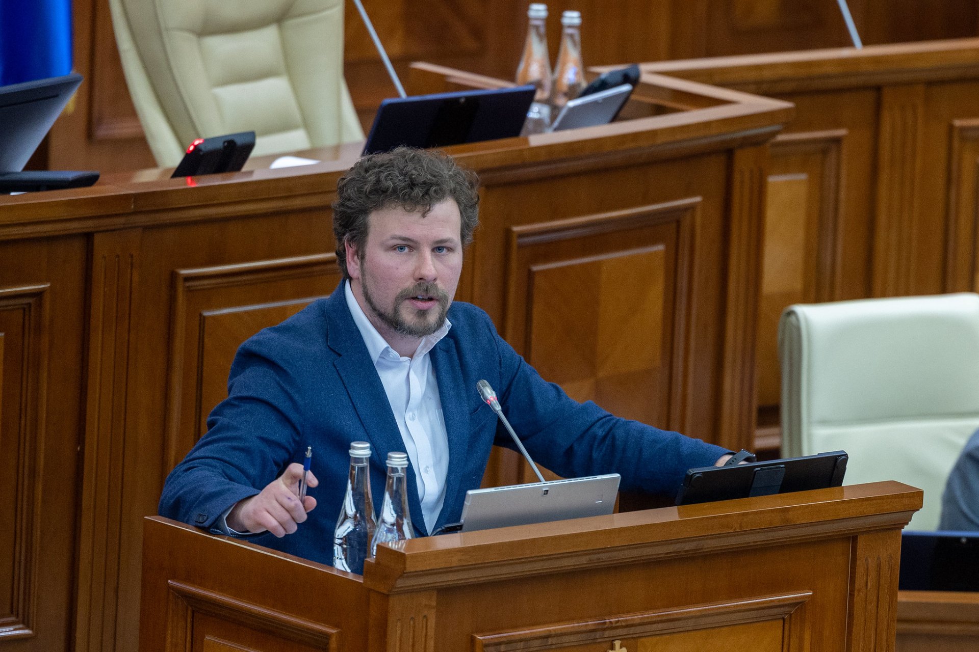 Modificări majore la Codul Educației: Noi reguli pentru alegerea rectorilor, măsuri de sprijin în procesul de consolidare școlară, 1 000 de lei lunar pentru părinți și indemnizații de până la 300 000 de lei pentru profesori