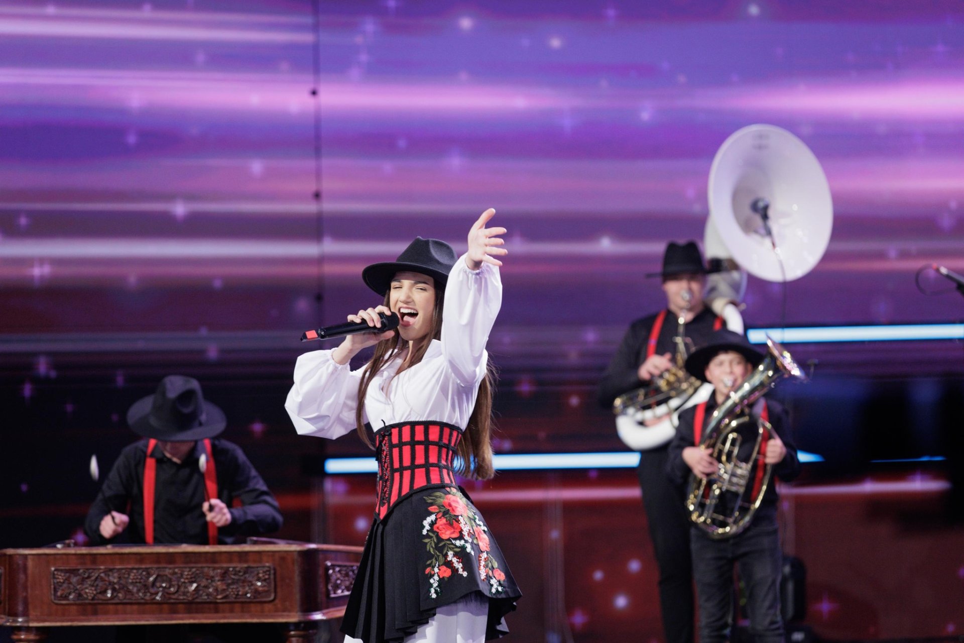 O voce din nordul Moldovei a cucerit scena „Românii au talent”: Ionela Stînă, adolescenta de 13 ani din Chetrosu care a impresionat juriul