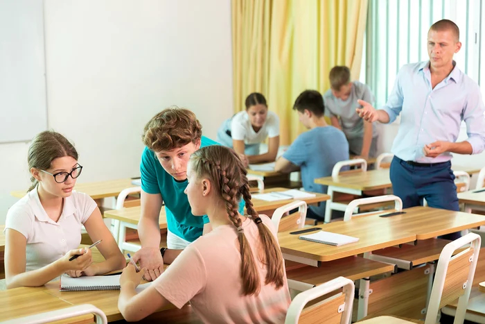 Absolvenții de gimnaziu vor beneficia de lecții suplimentare gratuite la matematică și limba și literatura română pentru alolingvi