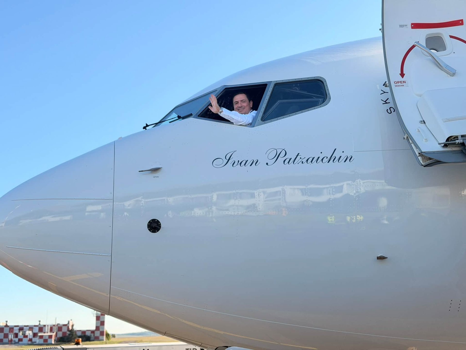 PHOTO // New air connection between Bucharest and Chisinau to be named after famed Romanian Olympic sportsman Ivan Patzaichin