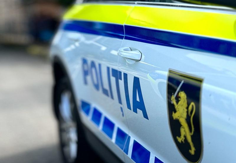 FOTO // Doi deputați ai formațiunii Democrația Acasă ar fi pătruns pe teritoriul unei parcări și ar fi scos un automobil anunțat în căutare de un executor judecătoresc. Poliția examinează cazul