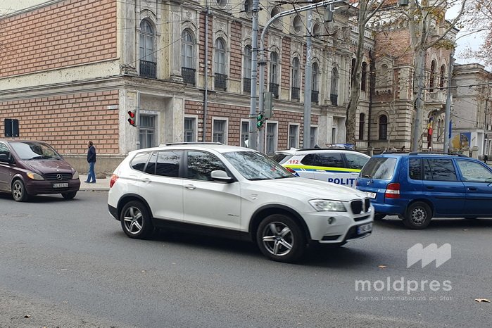 VIDEO // Amendă de până la 600 de lei pentru utilizarea telefonului în timpul conducerii automobilului. Polițiștii sporesc acțiunile de control