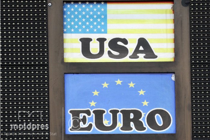 La sfârșit de săptămână, euro și dolarul se ieftin