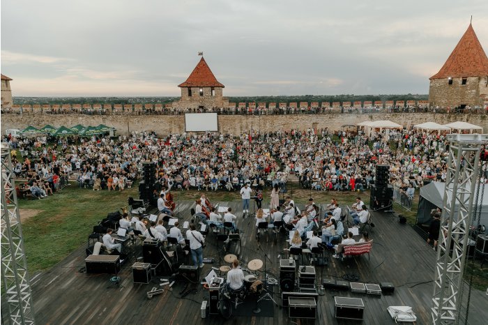Admiratori ai muzicii clasice, reuniți la Cetatea Tighina la un concert pop simfonic în aer liber