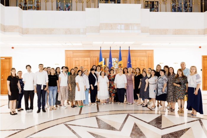 Moldovan president meets teachers going to Romania for Romanian language, literature and civilization courses