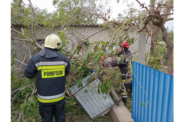 PHOTO Rescuers intervene in liquidation of storm's consequences in Moldova 