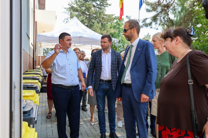WE BRING EUROPE HOME // Three settlements from south Moldova receive modern equipment for collection of waste within EU's project