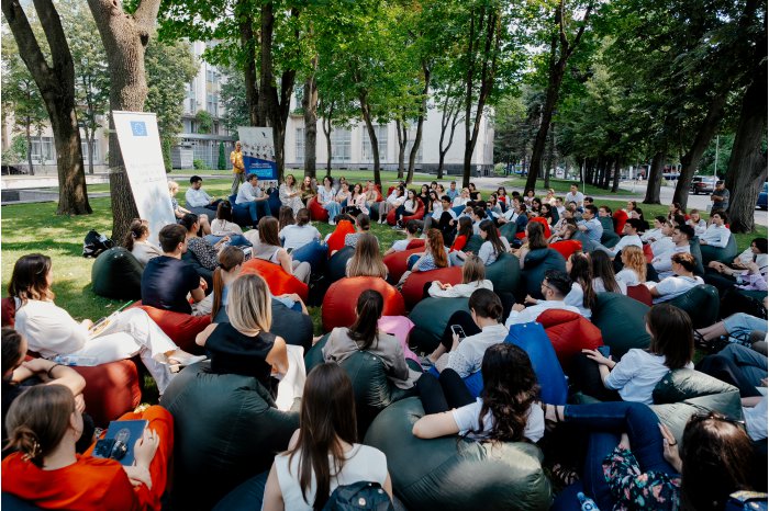 Moldovan government's leadership meets young people carrying out paid probations in public authorities 