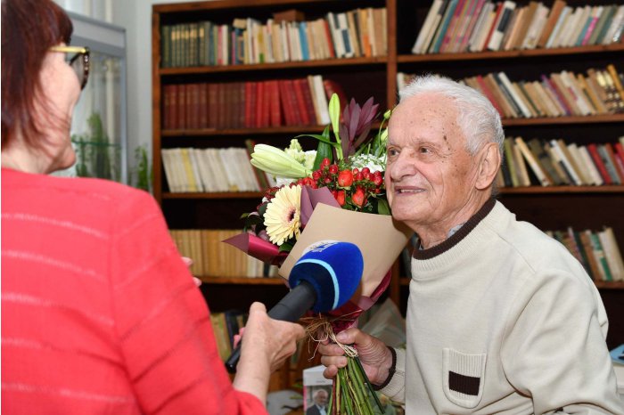 Спикер Игорь Гросу поздравил писателя Владимира Бешлягэ с 93-летием 