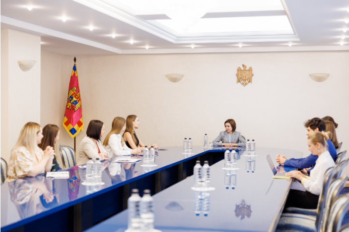 Moldovan president meets probationers working together with civil servants of Presidency  